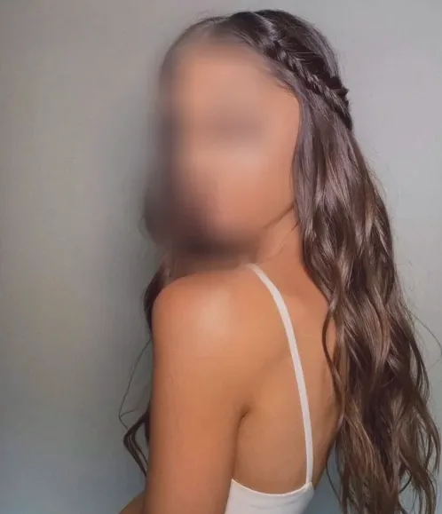 Isabella, 29
