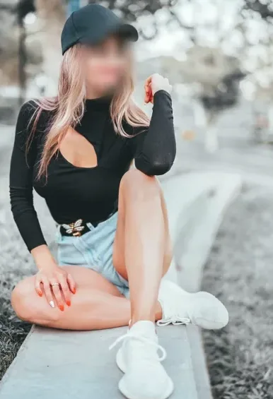 Julie, 28